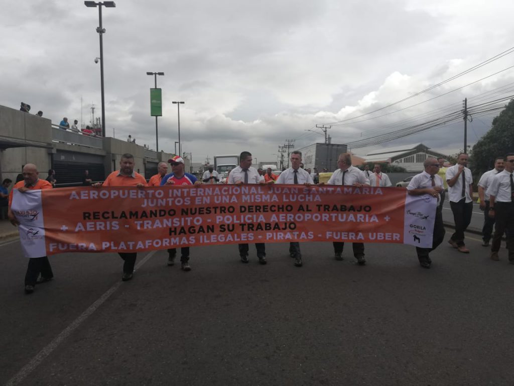 Manifestación en las afueras del Aeropuerto Juan Santamaria. Cortesía CRDenuncia