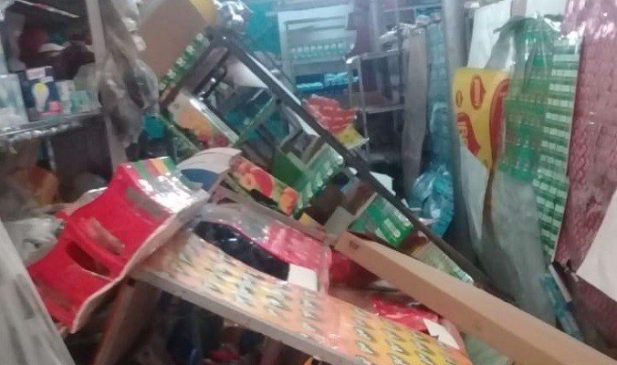 La mercadería de muchos supermercados terminó en el suelo tras el sismo. (Cortesía)