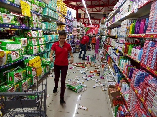 La mercadería de muchos supermercados terminó en el suelo tras el sismo. (Cortesía)